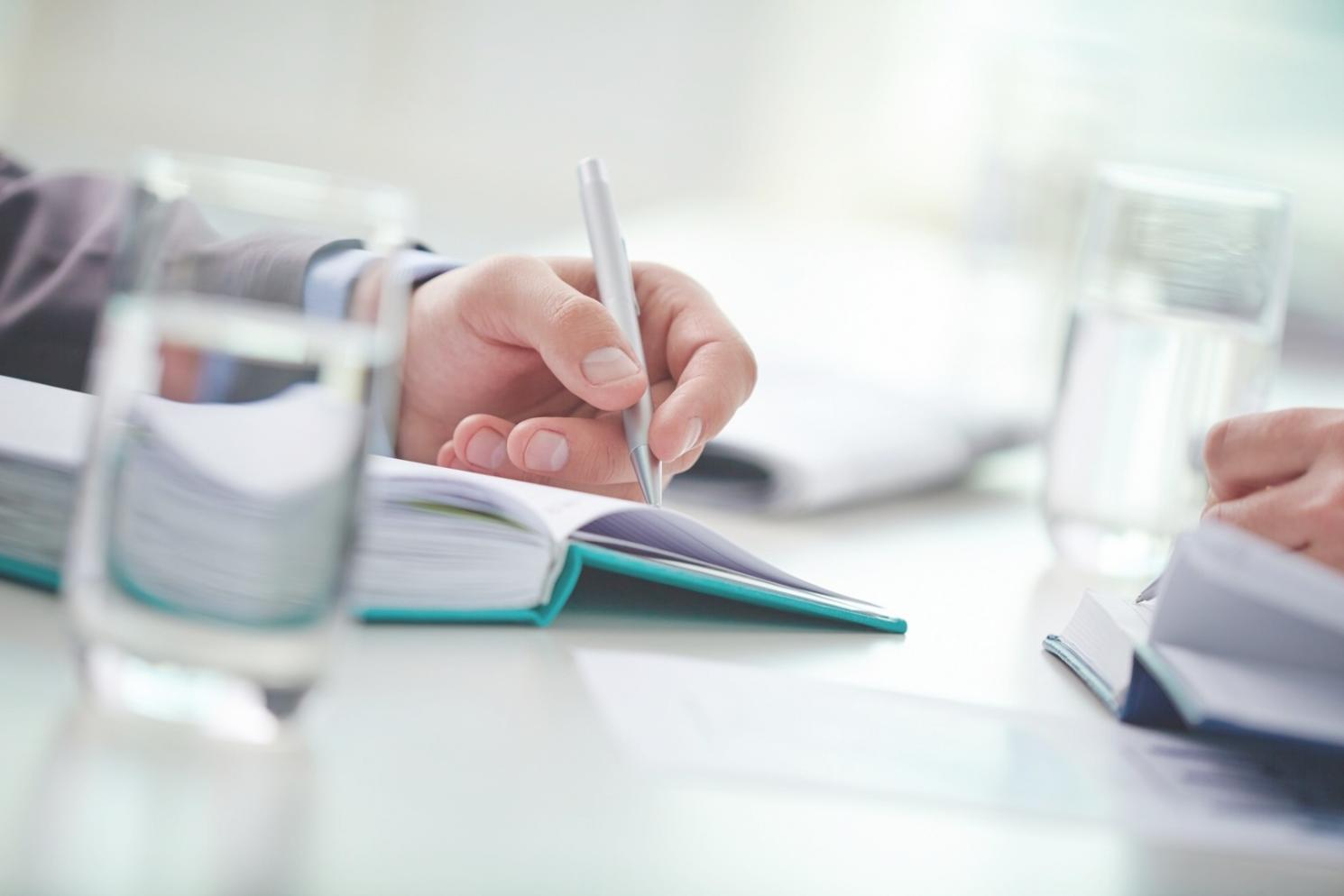 Session de formation en planification budgétaire avec des participants utilisant des outils numériques