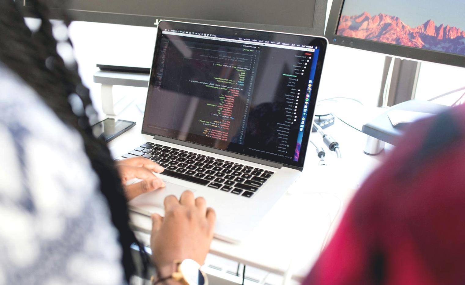 Équipe nuvoralistra travaillant sur des stratégies budgétaires personnalisées